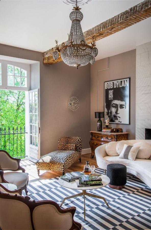 Chateau De Gouyas Bed & Breakfast *