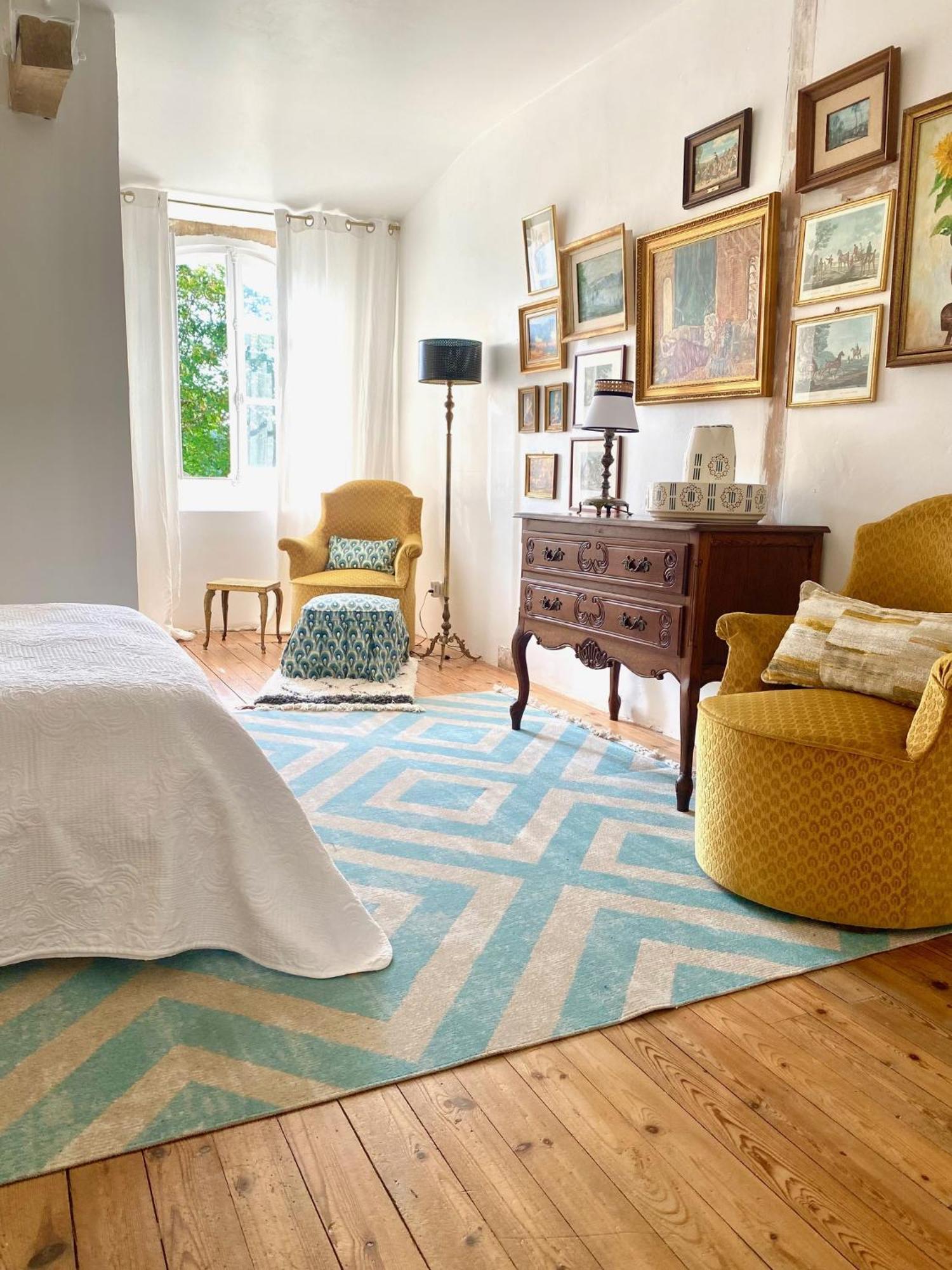 Chateau De Gouyas Bed & Breakfast *